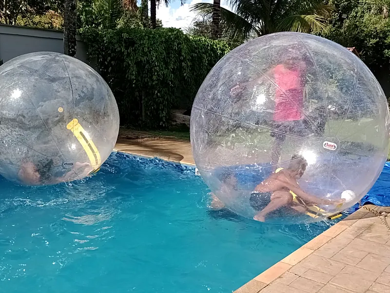 Duas bolas aquáticas transparentes flutuando em uma piscina