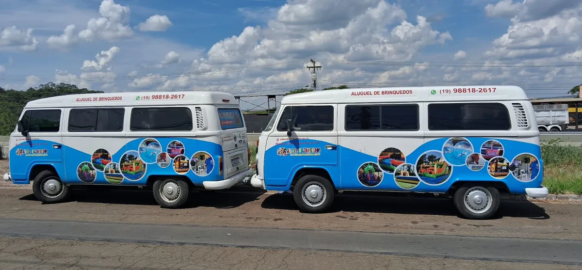 Duas Kombis brancas adesivadas com a marca Aline Brinquedos e o texto Aluguel de brinquedos