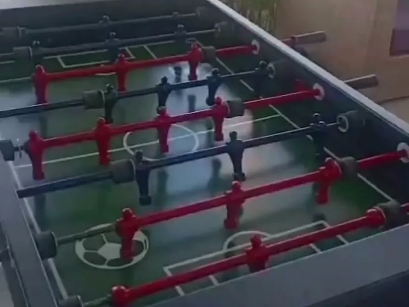 Mesa de pebolim com jogadores vermelhos e azuis