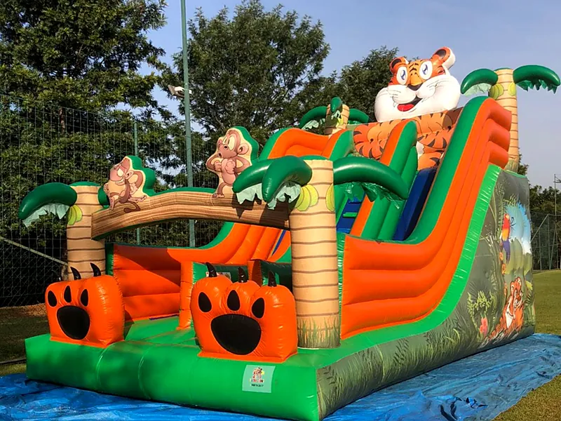 Tobogã inflável com tema de tigre, escorregador duplo e patas na entrada